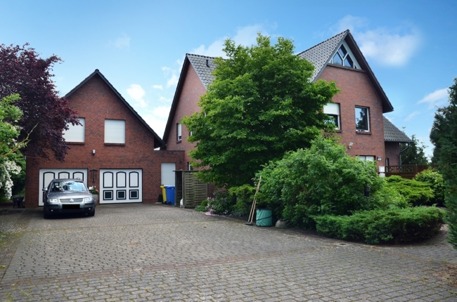 Dachgeschosswohnung in ruhiger Lage mit Balkon, einem TG-Stellplatz und einem Außenstellplatz